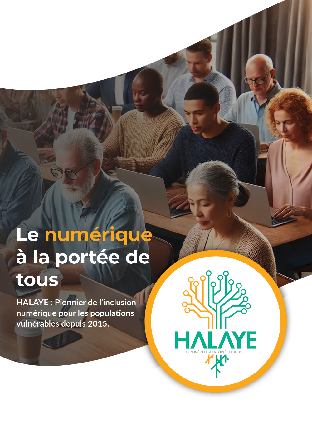 Des personnes de différents âges et origines apprennent ensemble l’utilisation des outils numériques dans un cadre inclusif, symbolisant l’inclusion numérique promue par HALAYE depuis 2015.